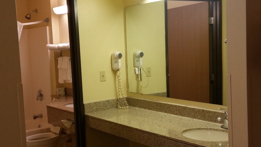 Super 8 by Wyndham Wheeling/Saint Clairsville OH Area 13/36