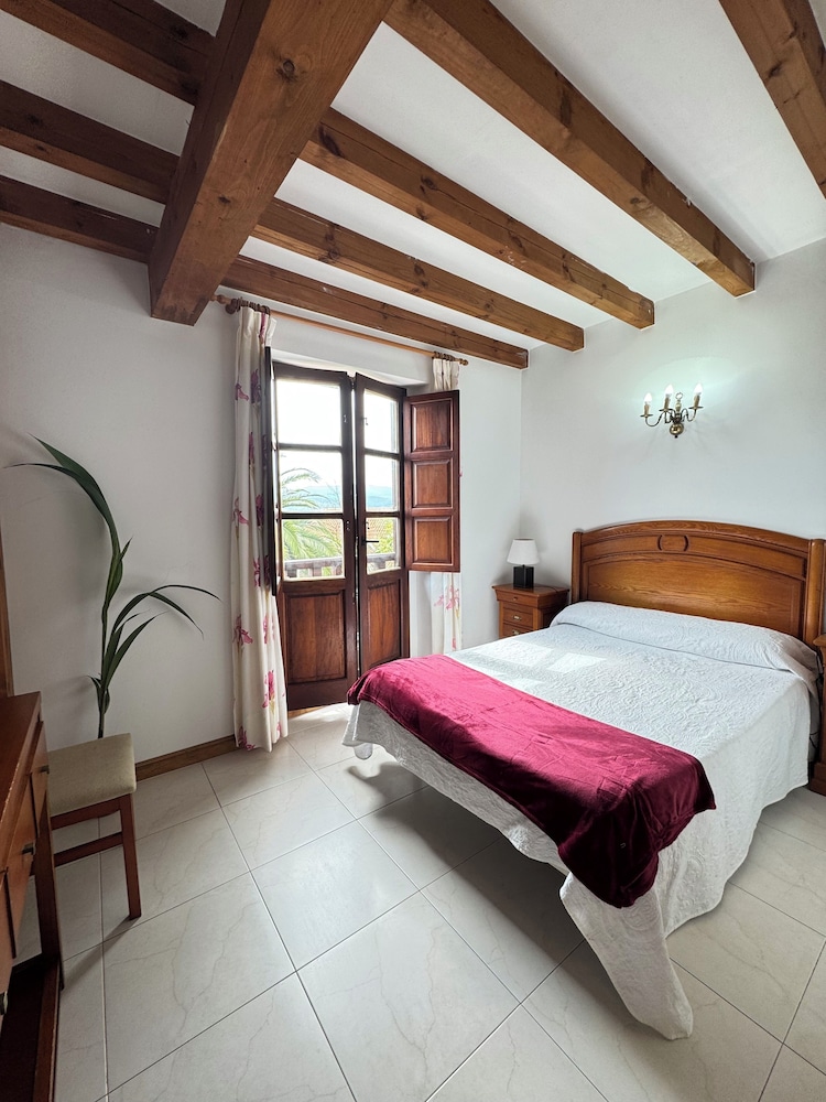 ROOM, DOUBLE BED