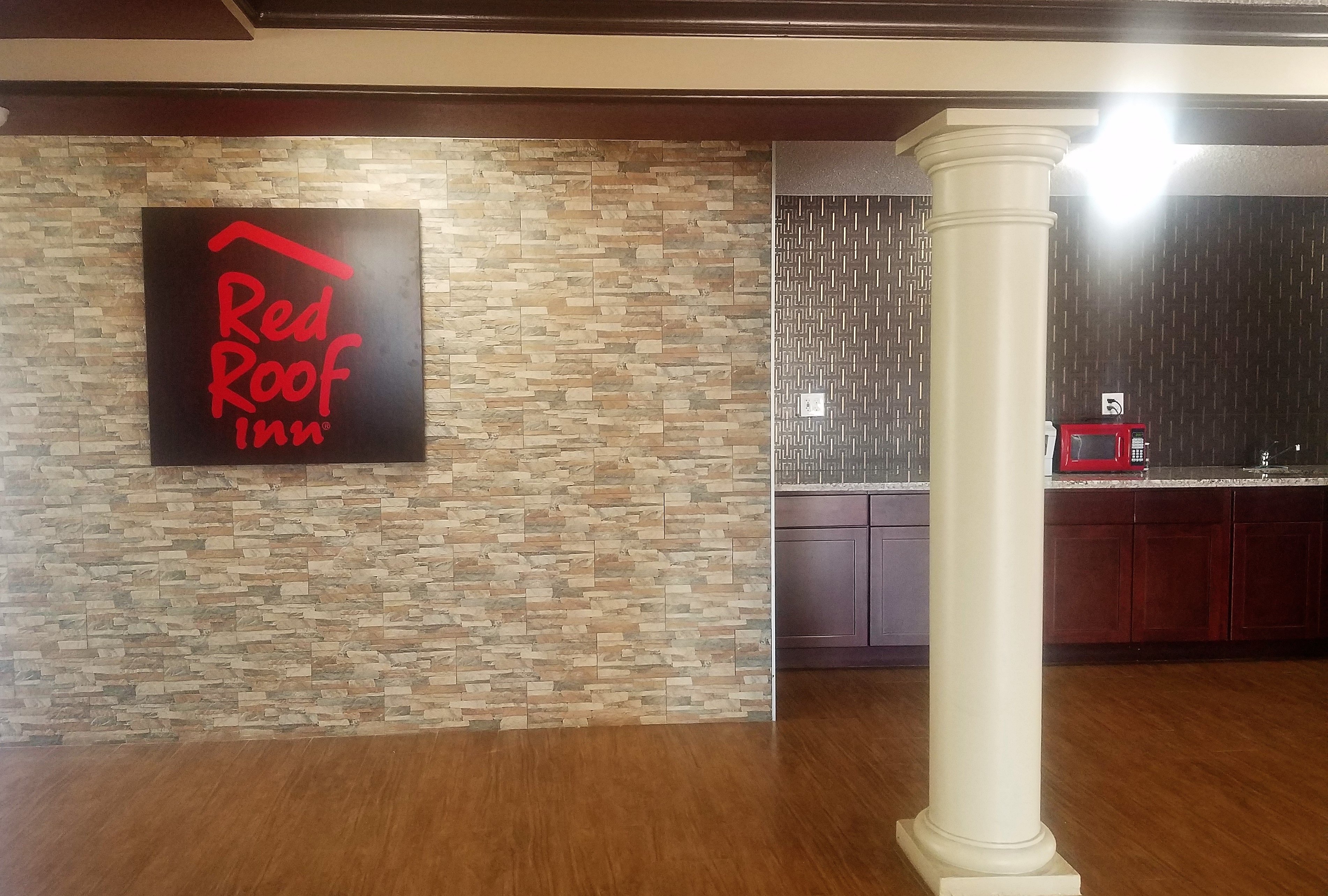Red Roof Inn and Suites Houston Hobby Airport 18/24
