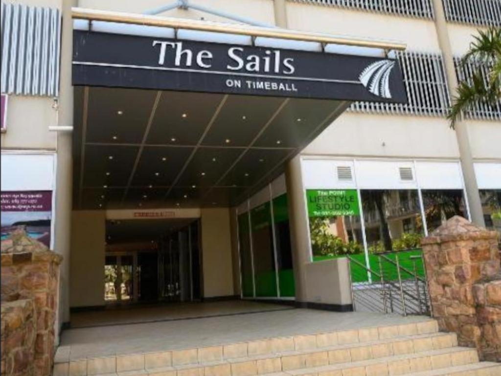 Accommodation Front The Sails 1/50
