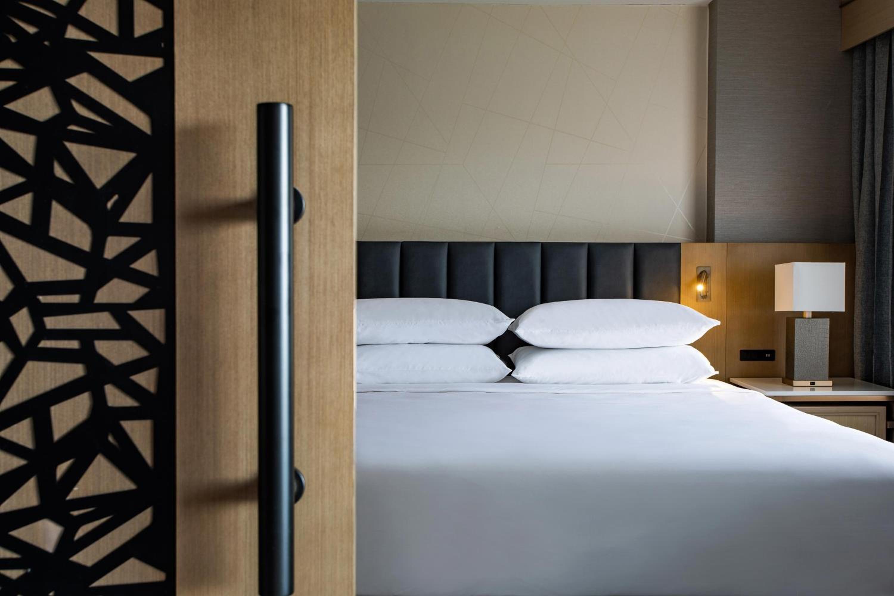 2 Bedrooms, Suite, King Bed, 2 Queen Beds, Sofa