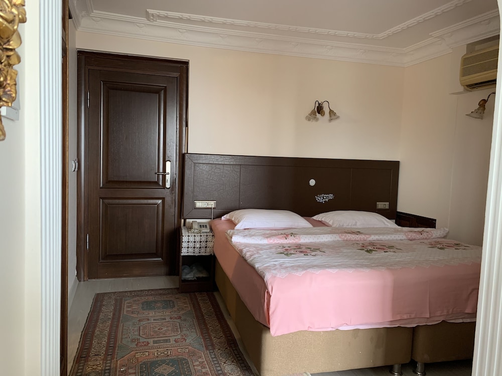 Ada Hotel 32/77