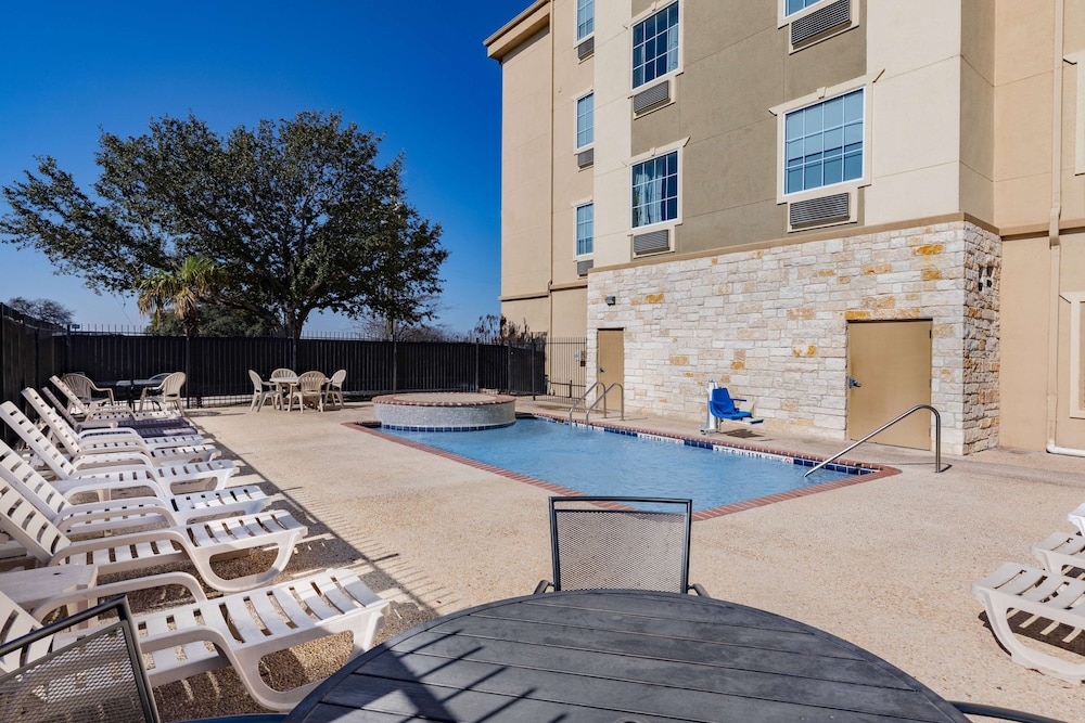 Days Inn & Suites by Wyndham San Antonio near Frost Bank Ctr 35/42