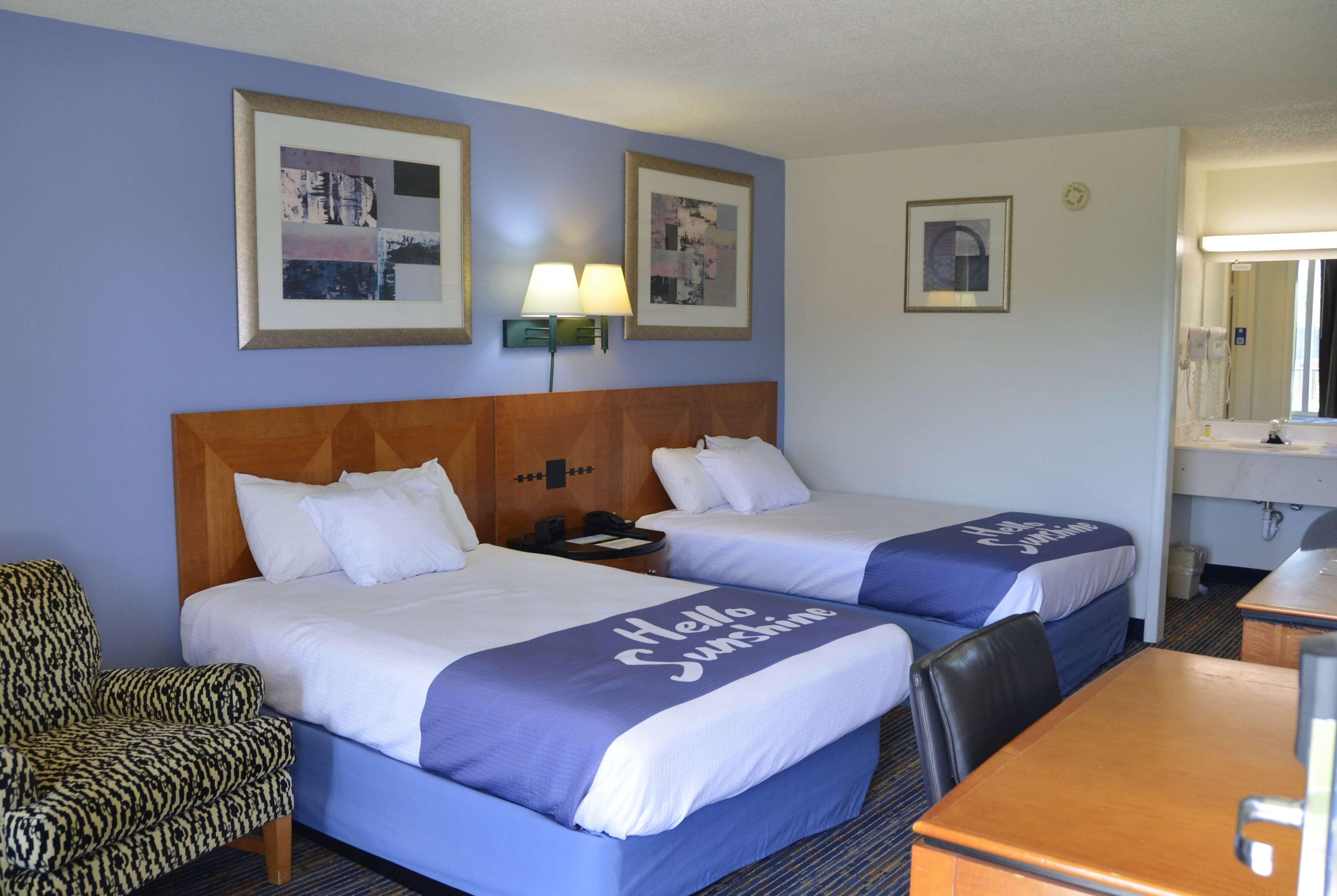 غرفة بسريرين مزدوجين يُسمح فيها بالحيوانات الأليفة، Days Inn by Wyndham Luray Shenandoah 5/6