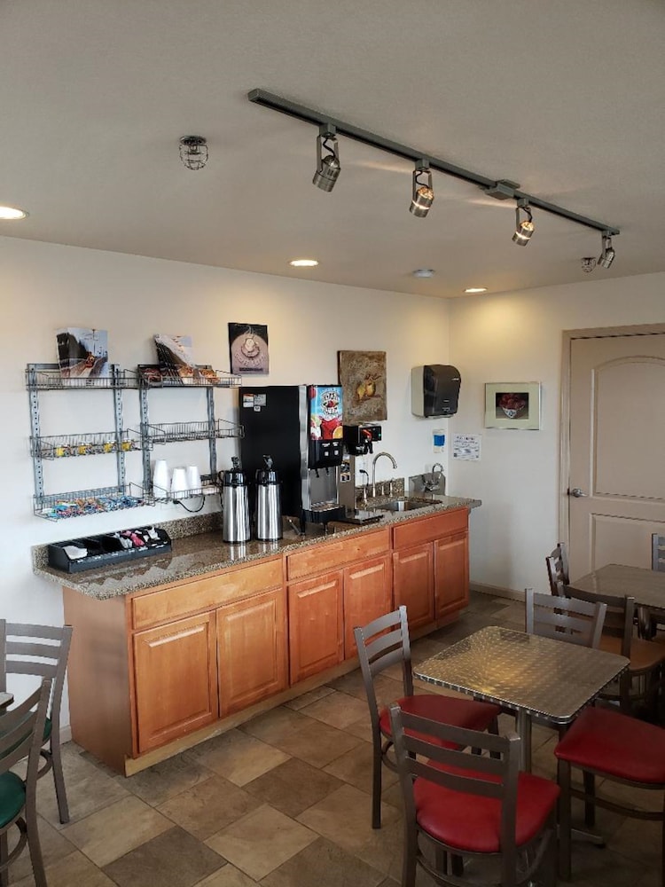 Price Pointe Inn 28/42