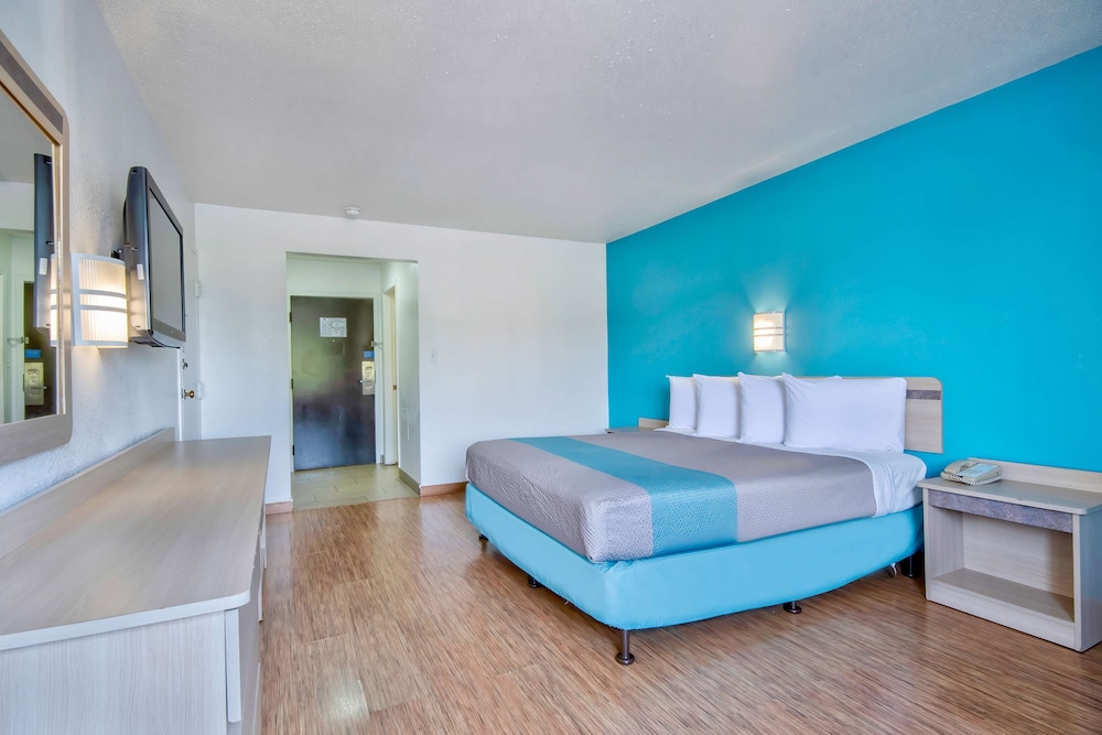 1 King Bed - Non-Smoking