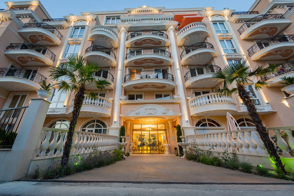 Venera and Anastasia Palace Apartments 2/75