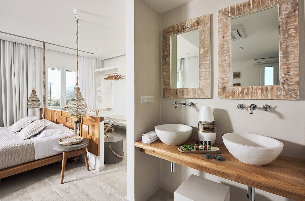Nirome Luxury Suites 15/50