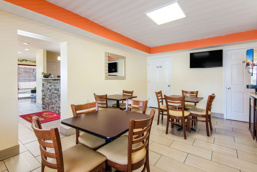 Econo Lodge Near Motor Speedway 13/15