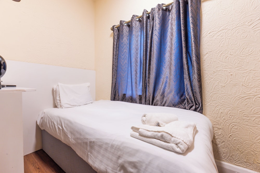 ROOM, SINGLE, SHARED BATHROOM