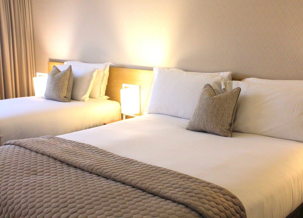 EXECUTIVE, DOUBLE OR TWIN BED