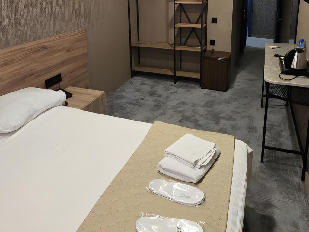 Economy, Roof, Queen Bed