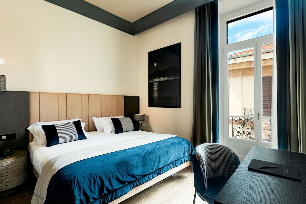 DELUXE, SUITE, QUEEN BED, CITY VIEW, SOFA, BATHTUB