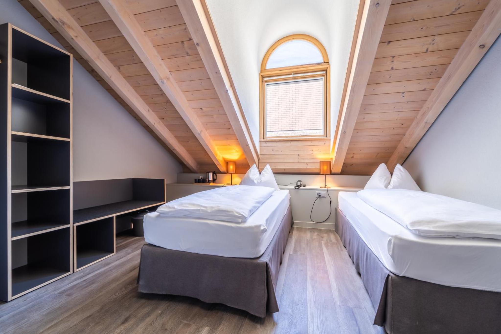 غرفة عائلية بأربعة أسرّة