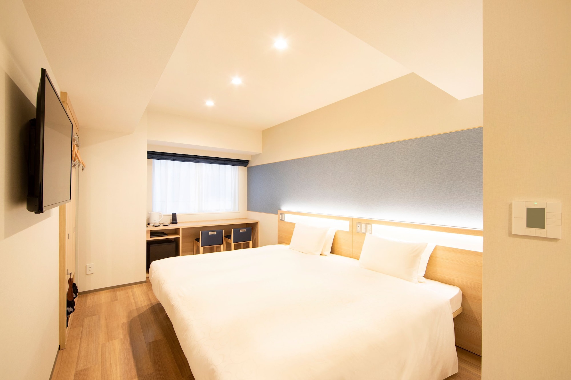 ROOM, KING BED
