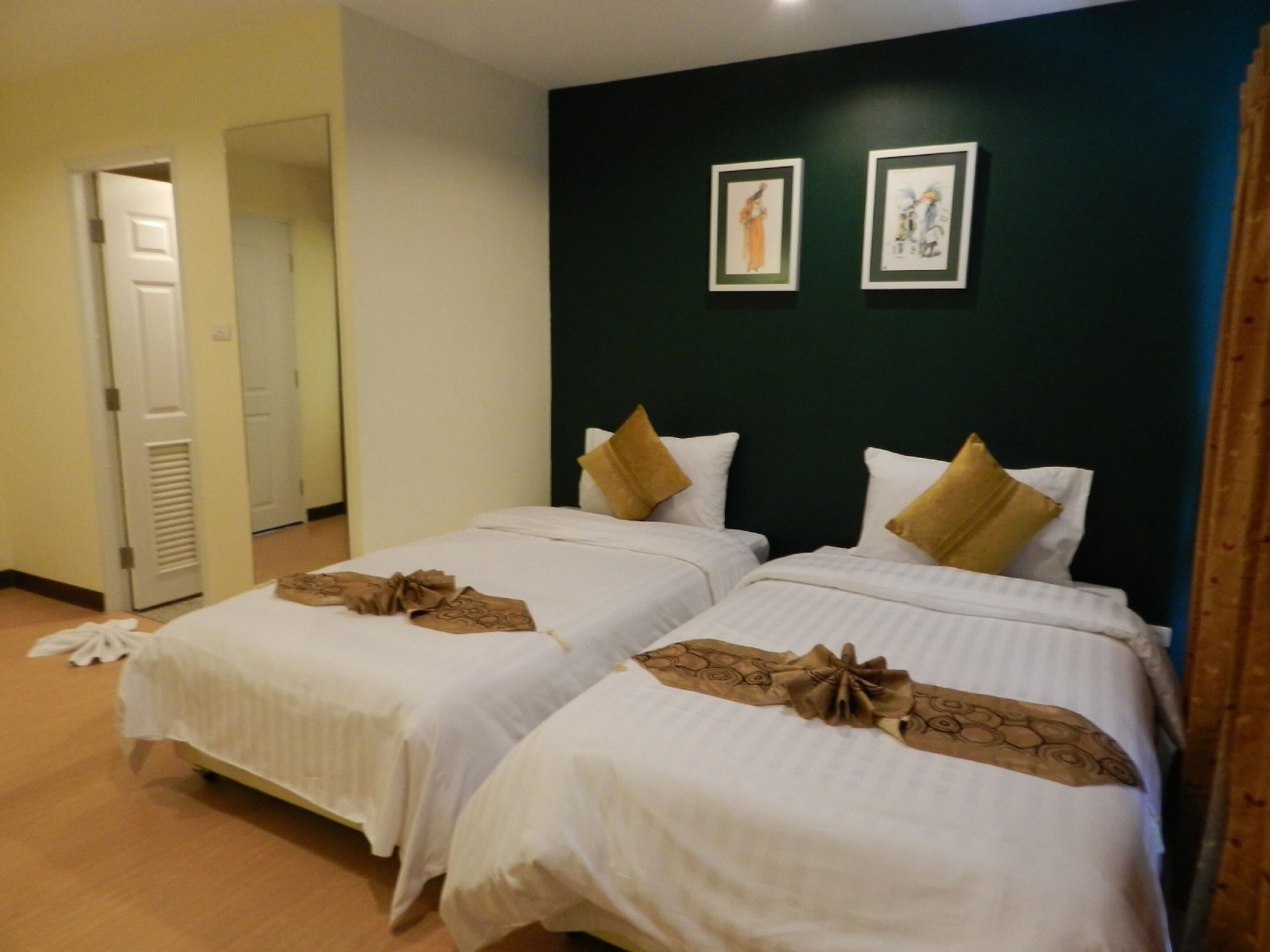 DELUXE ROOM