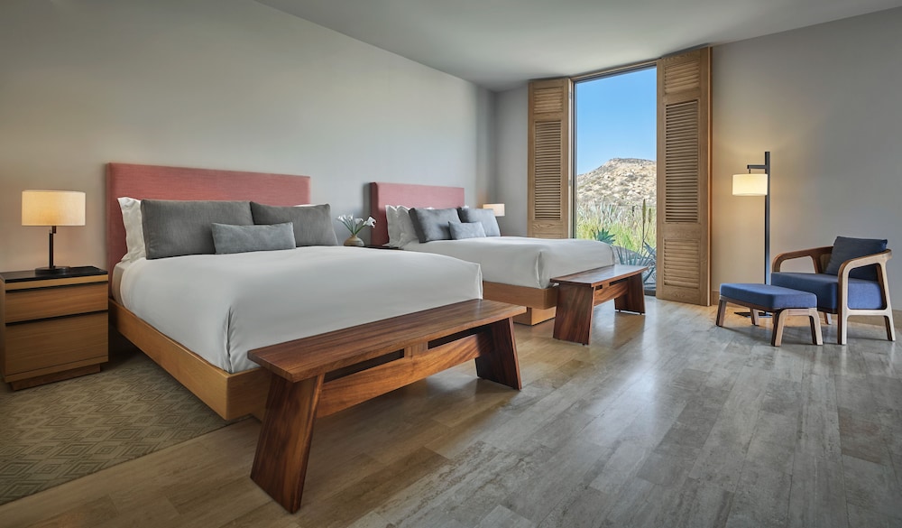 3 Bedrooms, Suite, 1 King and 4 Queen Beds, Ocean Front, with Pool