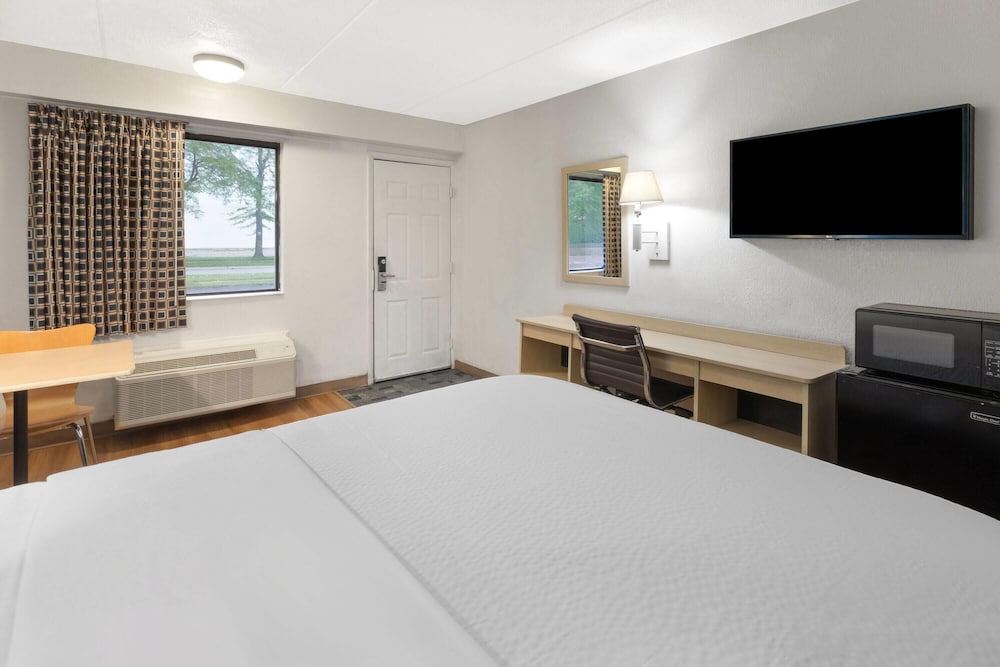 Travelodge by Wyndham Madison Heights MI 19/41