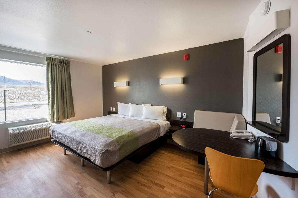 1 King Bed - Suite, Nsmk, Kitchen
