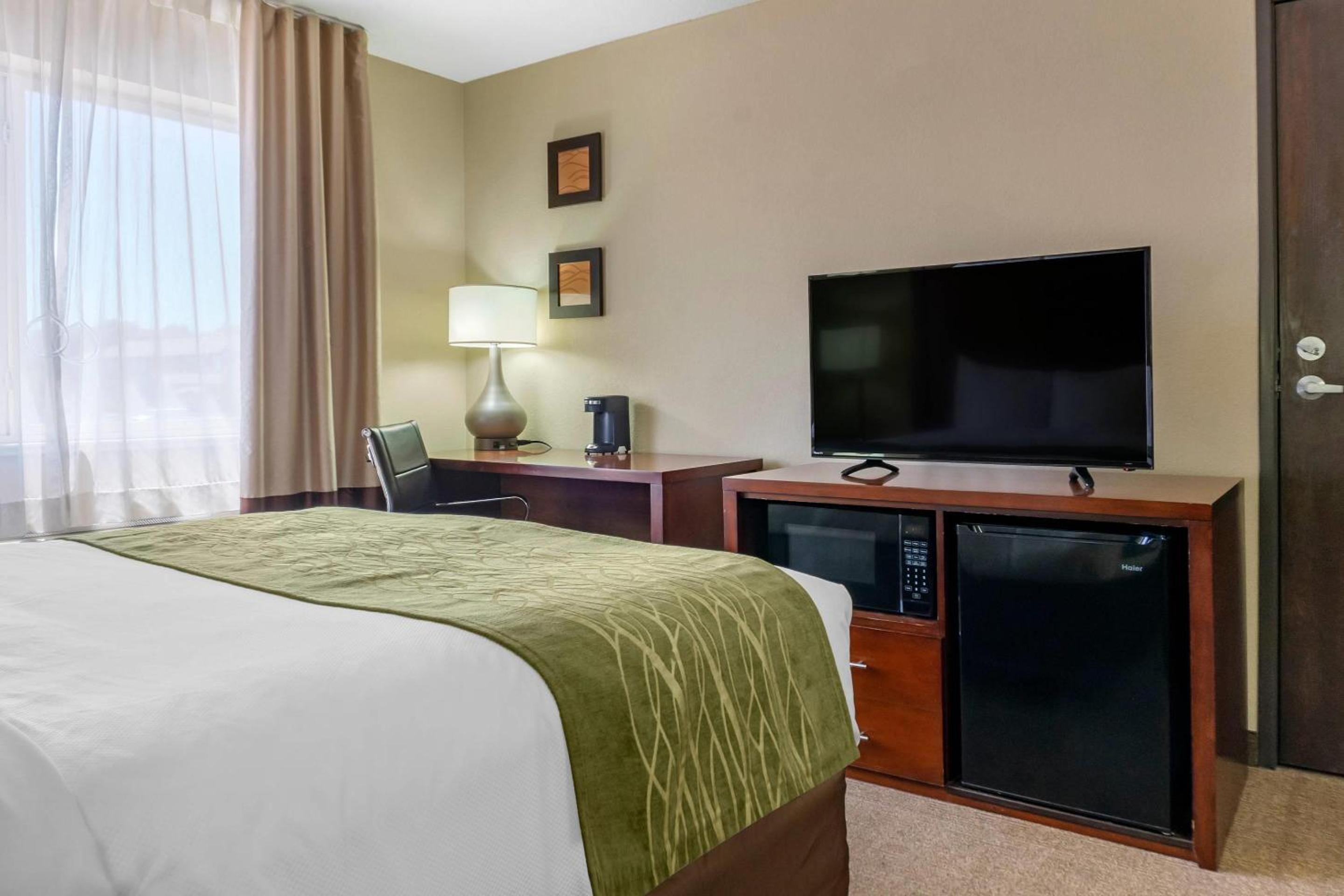 ROOM, QUEEN BED, ACCESSIBLE