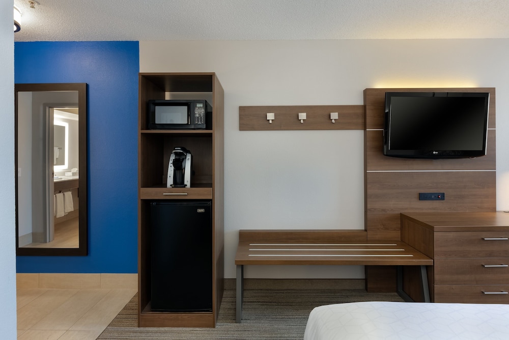 Holiday Inn Express Hotel & Suites Milton East I-10 50/73