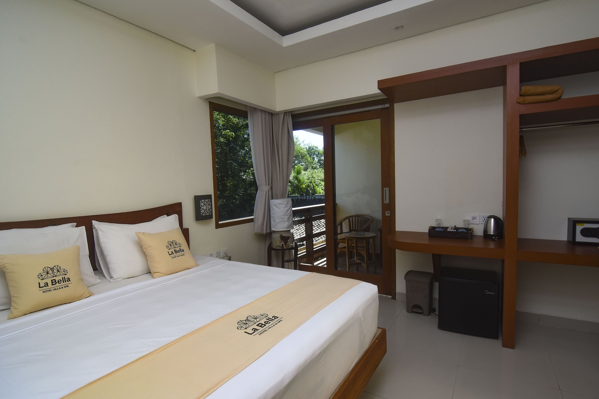 SUITE, DOUBLE BED, SHARED POOL