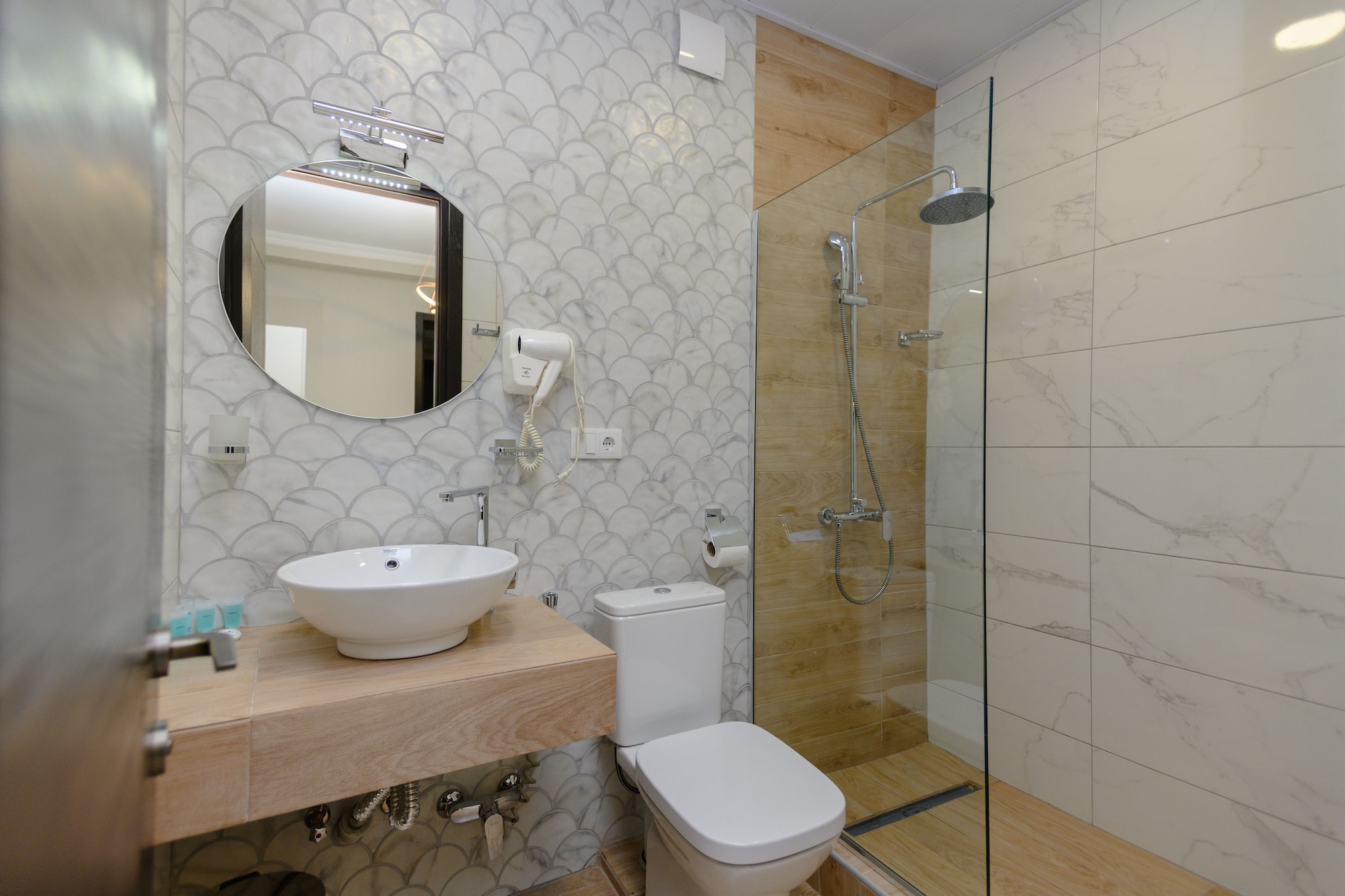 غرفة ديلوكس بسرير مزدوج بشرفة، Atskuri 60 Boutique Hotel 3/3