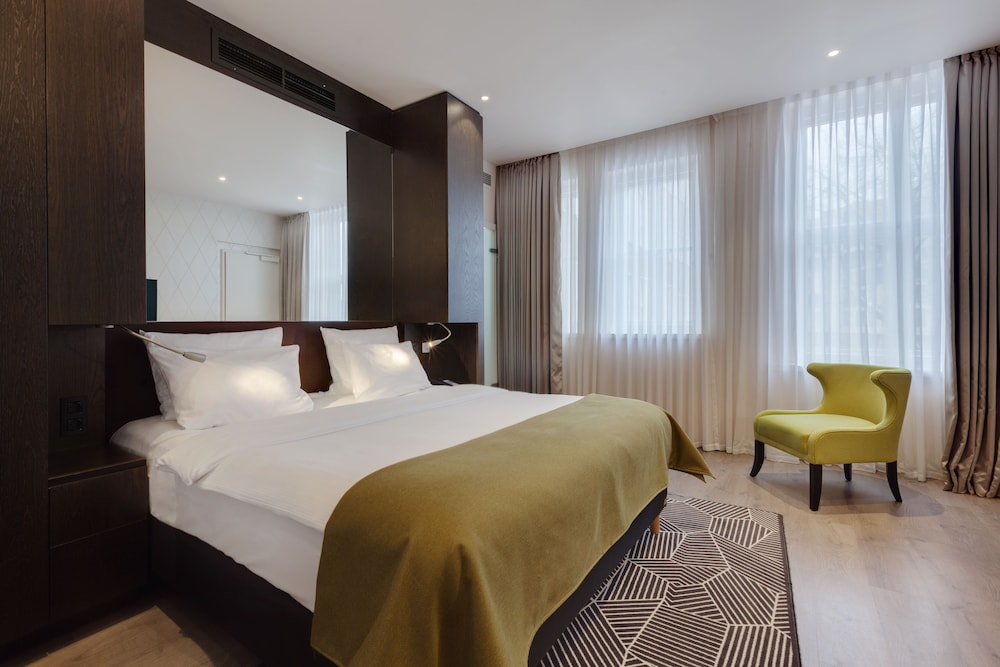 HOLIDAY INN DRESDEN - AM ZWINGER 16/77