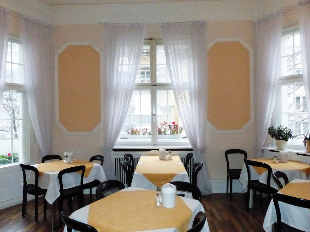 Castell Hotel 37/49