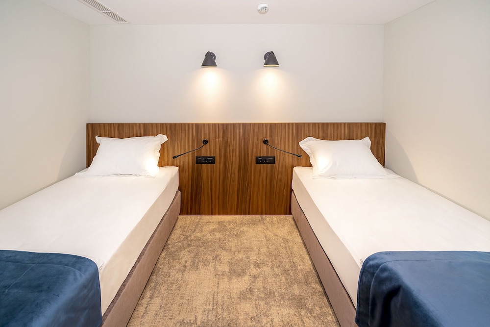 Riva Luxury Hotel 11/69