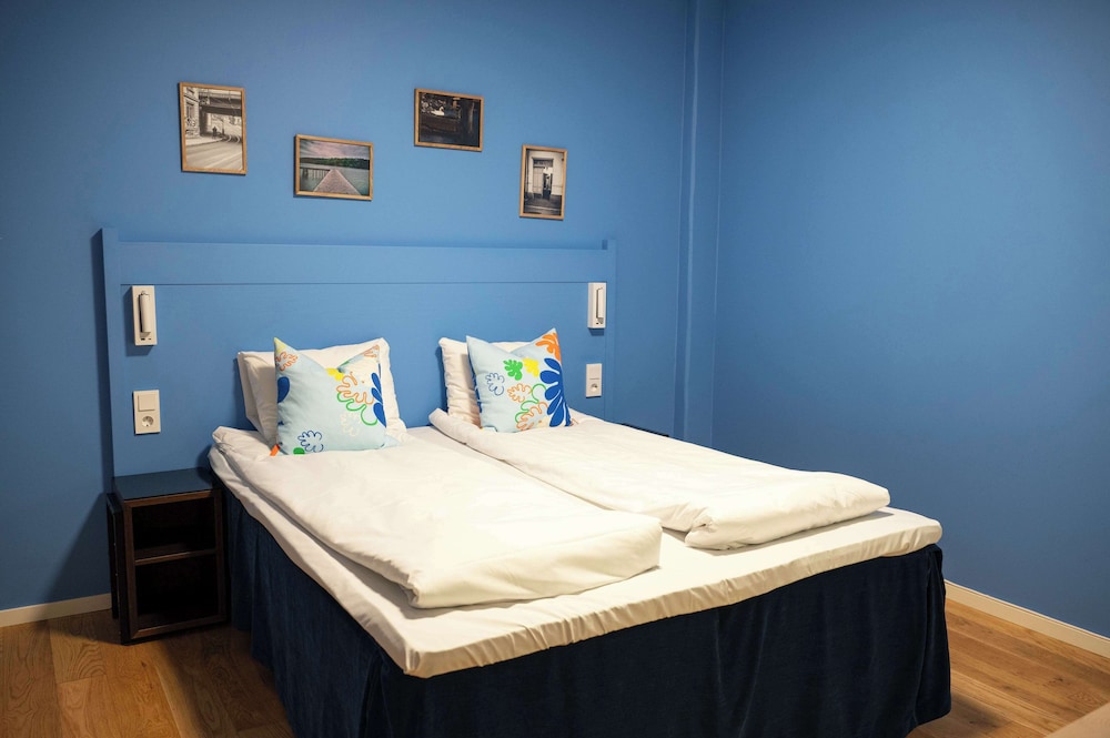 DELUXE, QUEEN BED