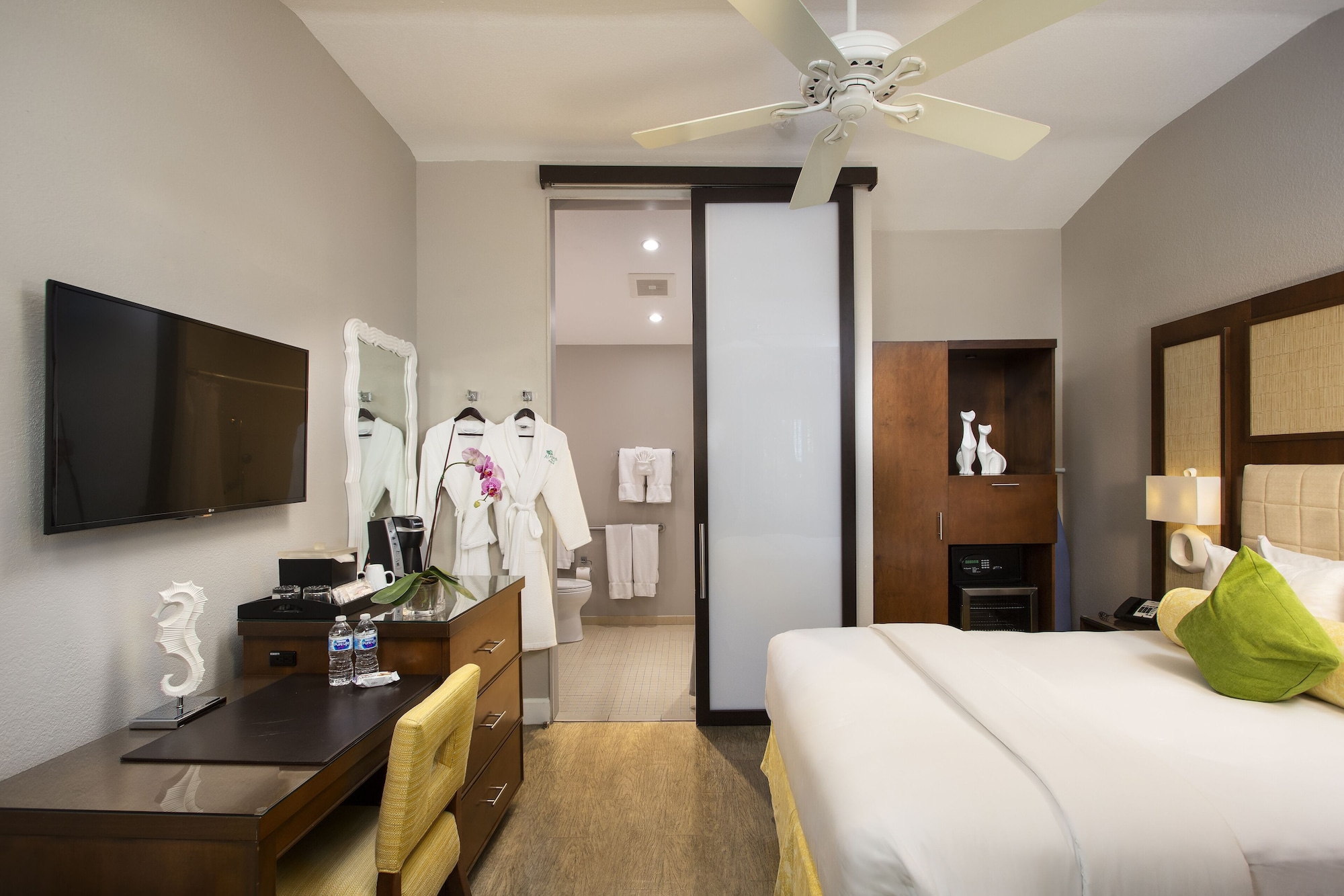 DELUXE, QUEEN BED, ACCESSIBLE