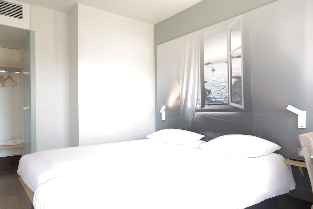 غرفة بسريرين منفصلين، B&B Hotel Hyeres 3/4