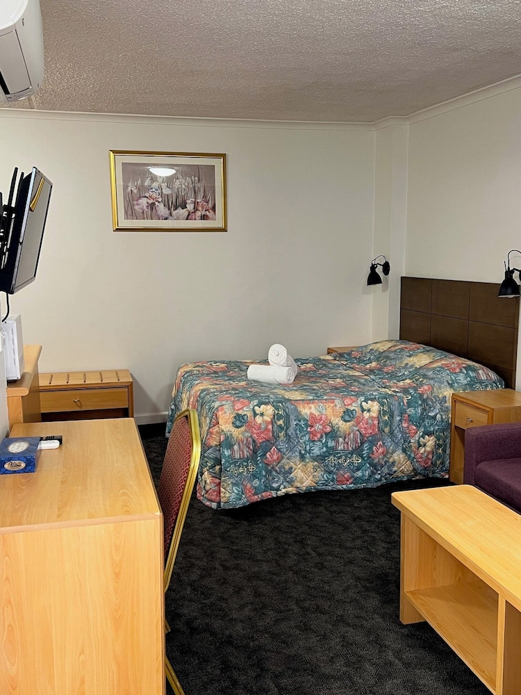 Edgecliff Lodge Motel 53/67