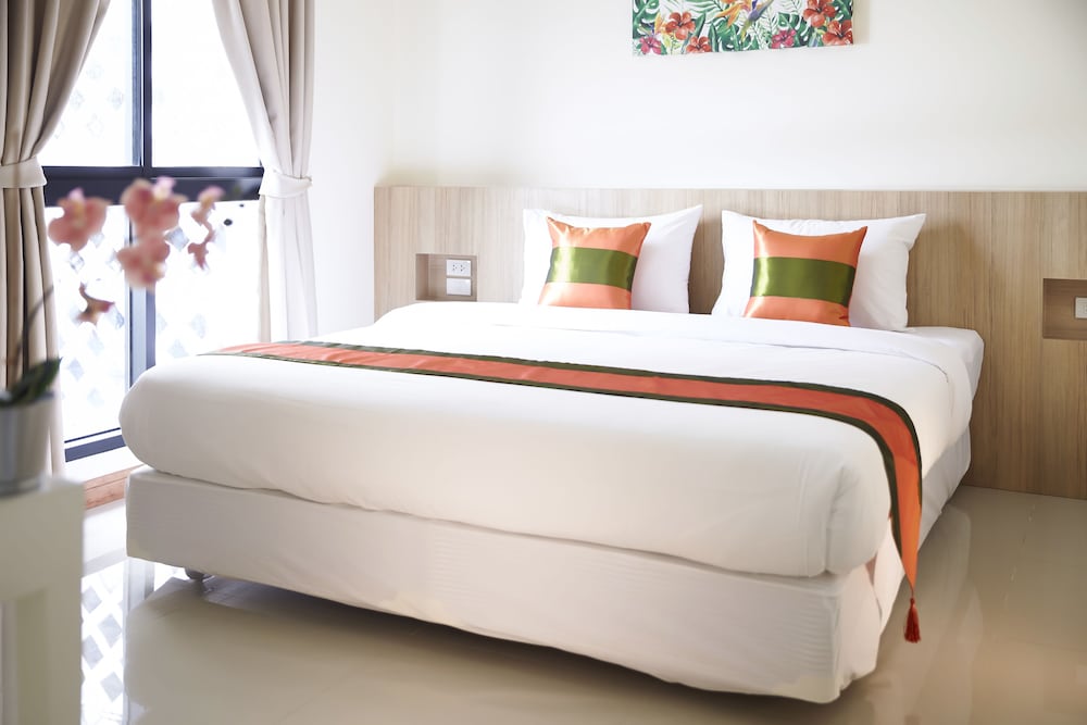1 BEDROOM, SUITE