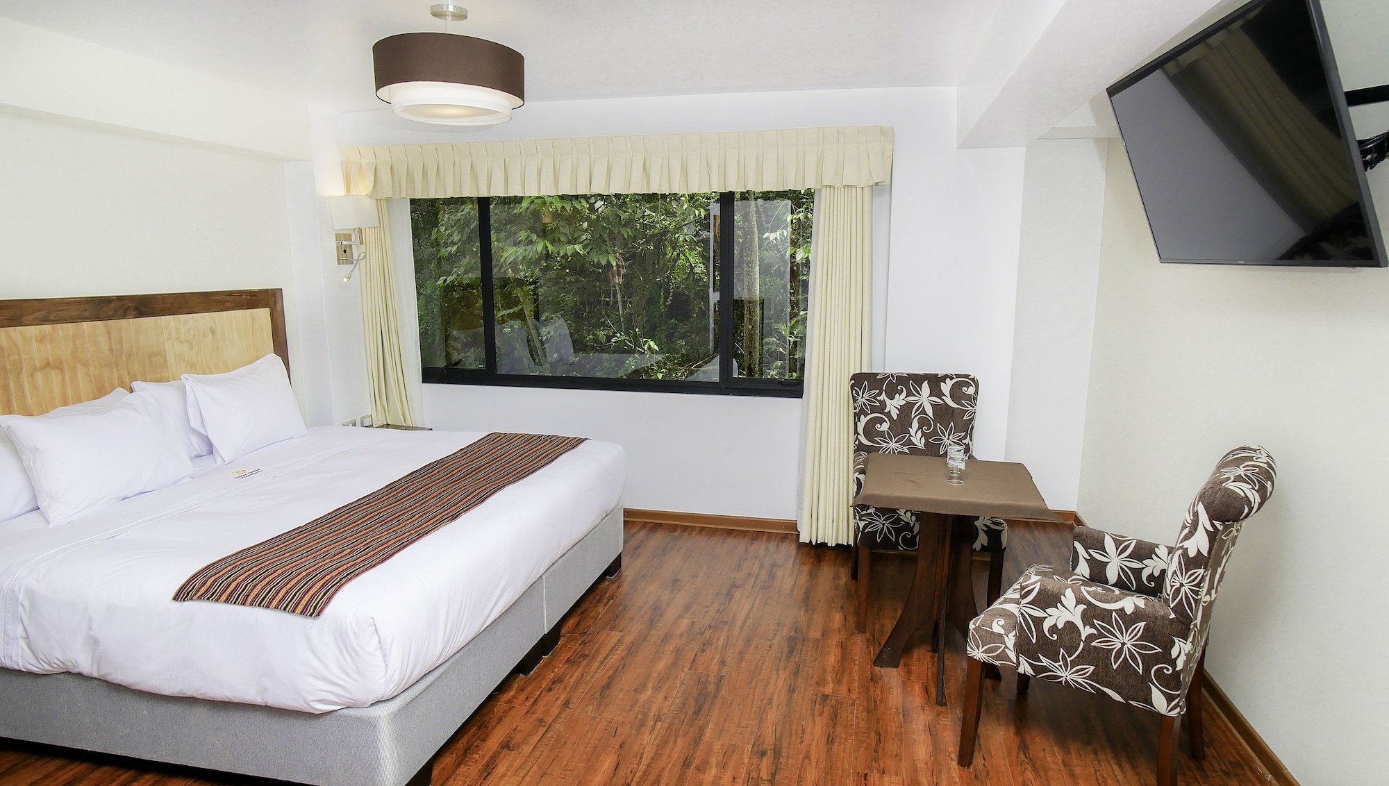 SUPERIOR, QUEEN BED