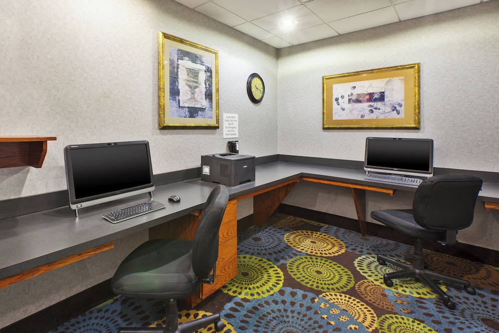 Holiday Inn Express & Suites Belleville (Airport Area) 43/50