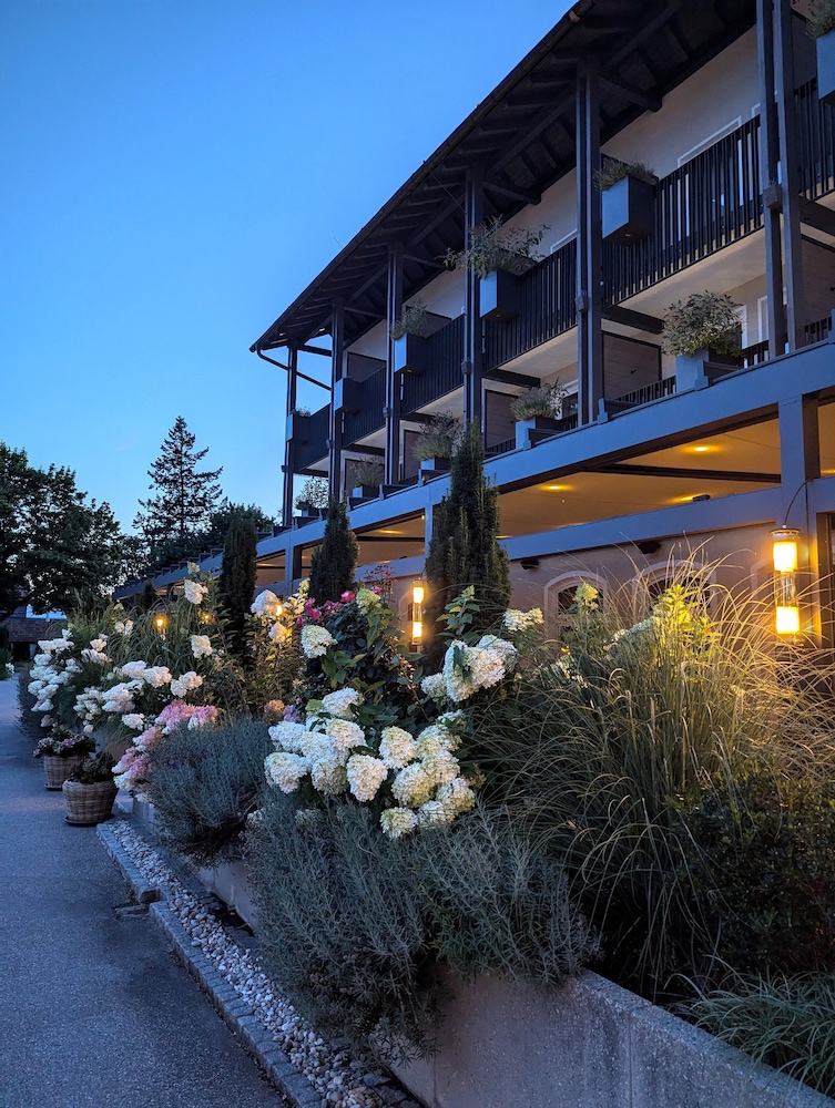Bauer Hotel Restaurant 70/73