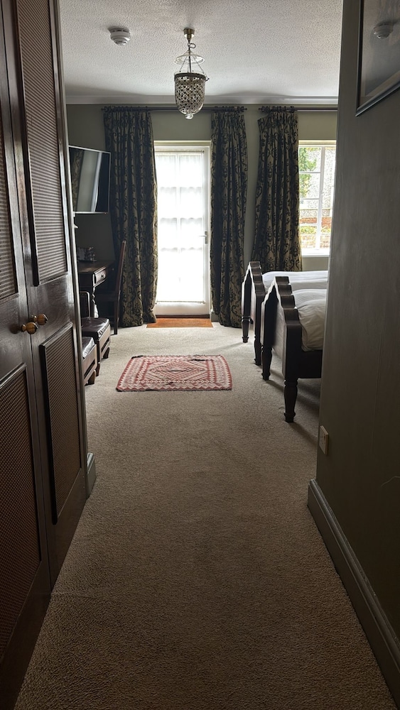 Chic, Twin Beds