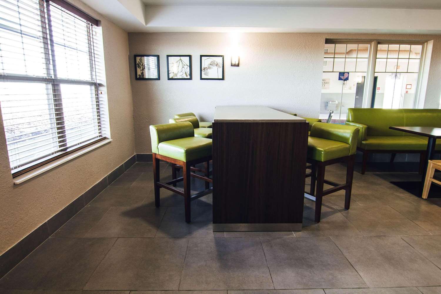 Country Inn and Suites by Radisson Stockton IL 22/29