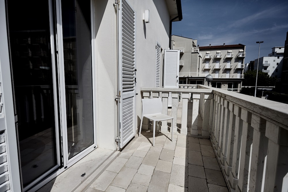 Rouge Hotel International 6/50