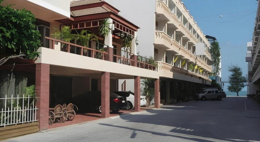 THE PAISIRI HOTEL 38/47