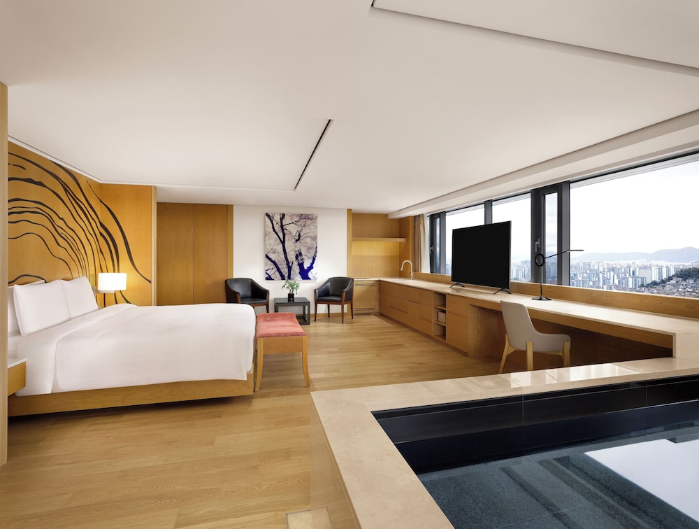Premier, King Bed, with Pool