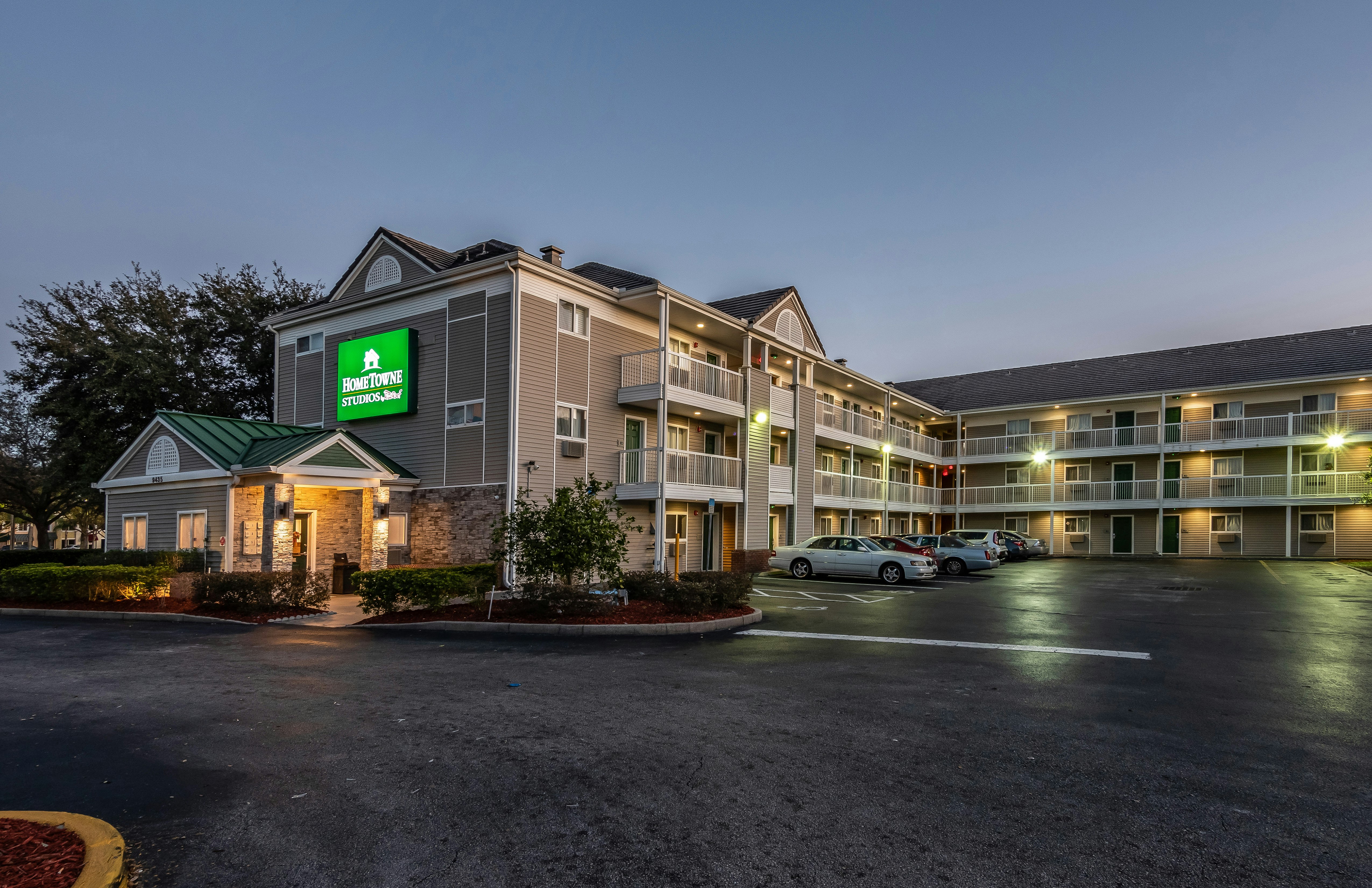 HomeTowne Studios by Red Roof Orlando South 8/42