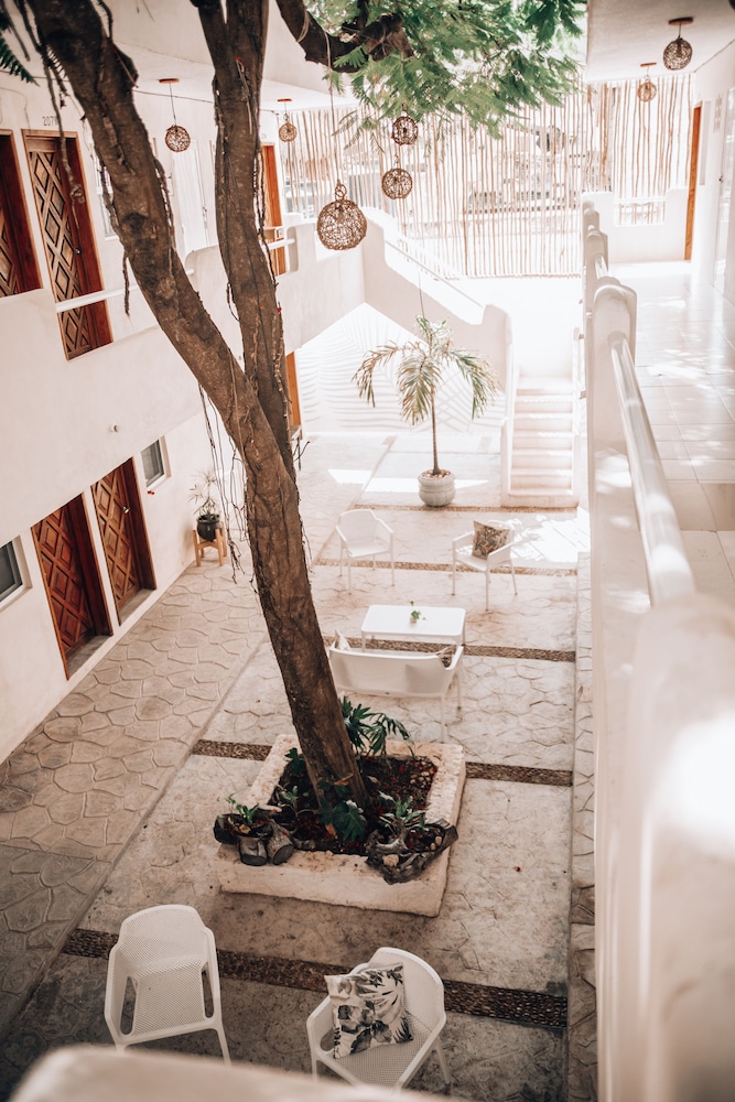 Ahava Hotel (ex Maria Candelaria Hotel) 37/43