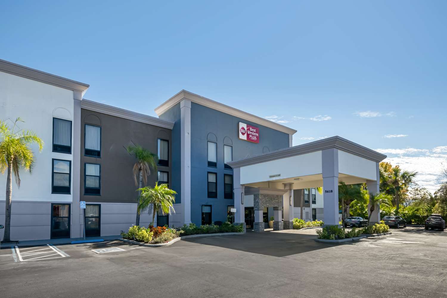 Best Western Plus Universal Inn 46/46