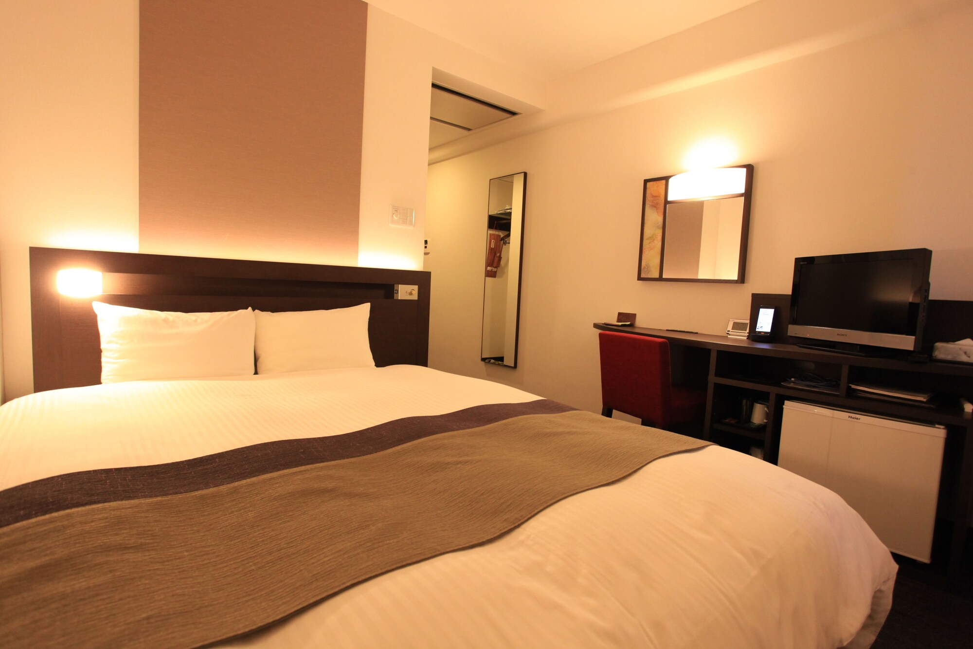 ROOM, DOUBLE BED