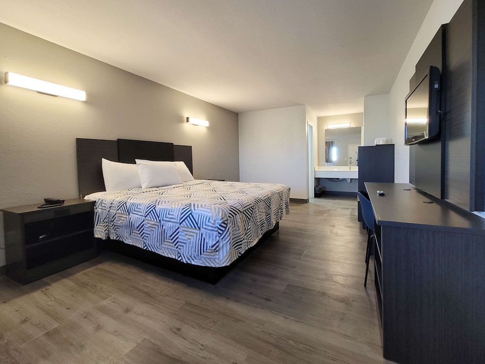 DELUXE, KING BED, ACCESSIBLE