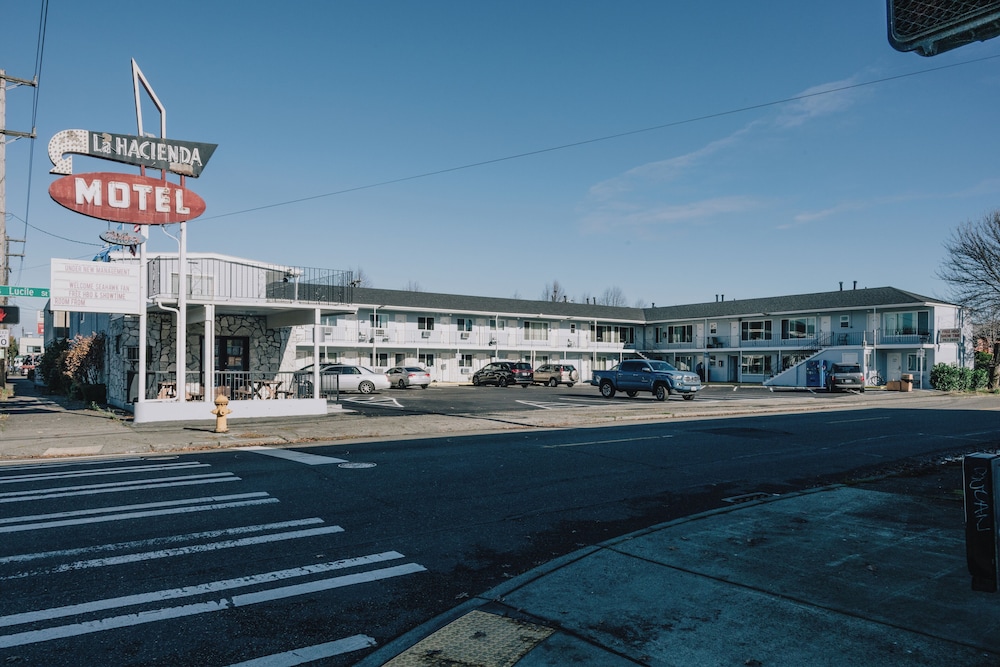 La Hacienda Motel 4/65