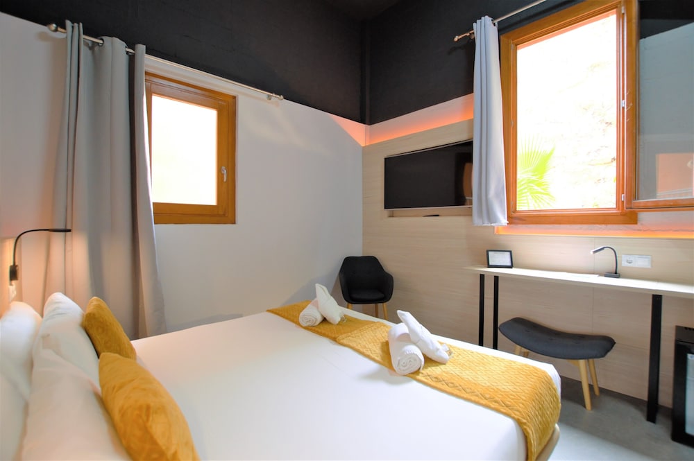 BRICK HOTEL 26/38